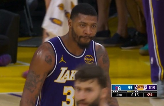 开云体育平台app-分差上双了!斯玛特外线连中两记三分球 湖人领先76人10分