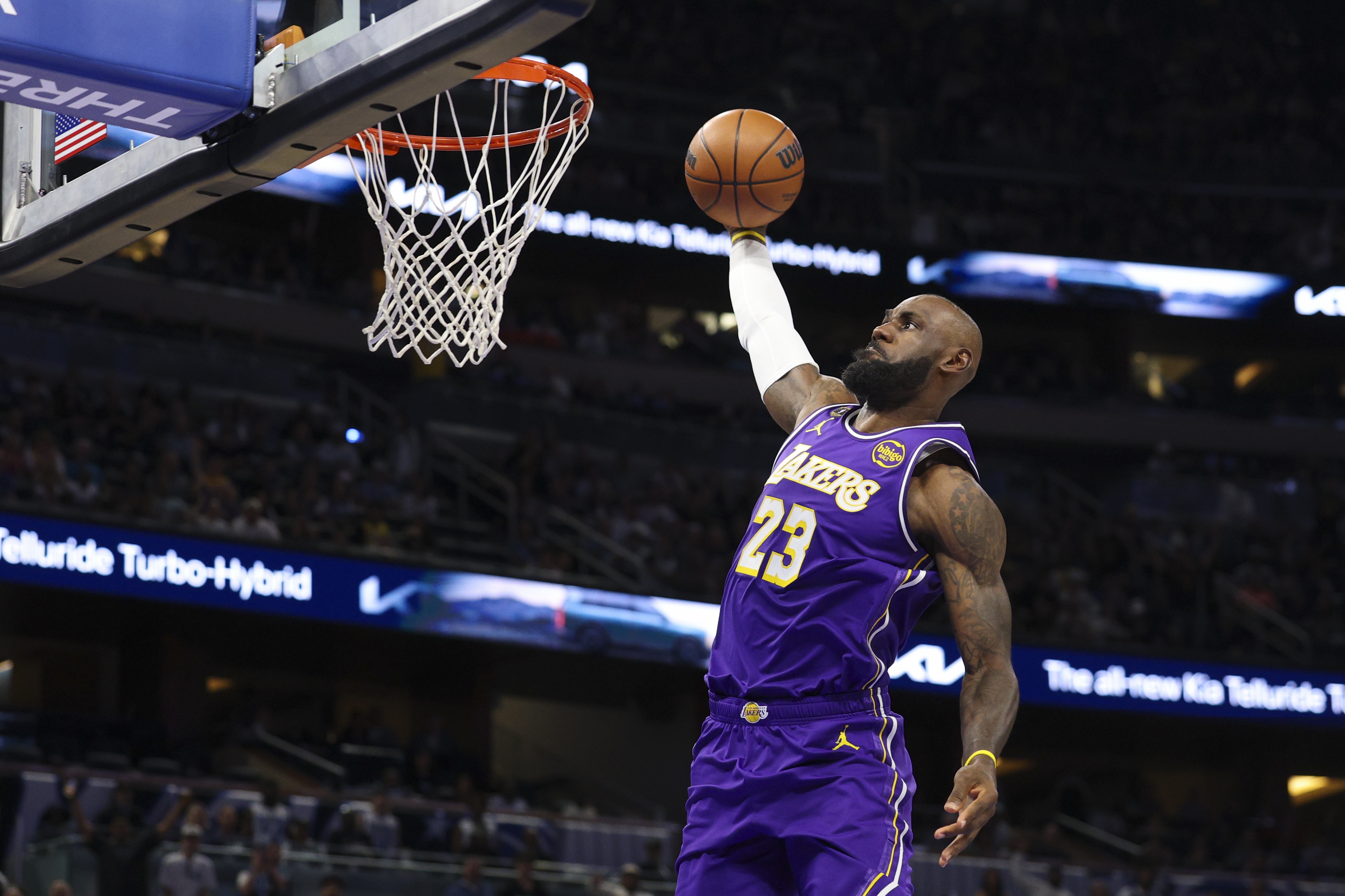 开云体育官方app-詹姆斯缺战雷霆！名记：湖人四天三赛 反正上也要输还不如休息！